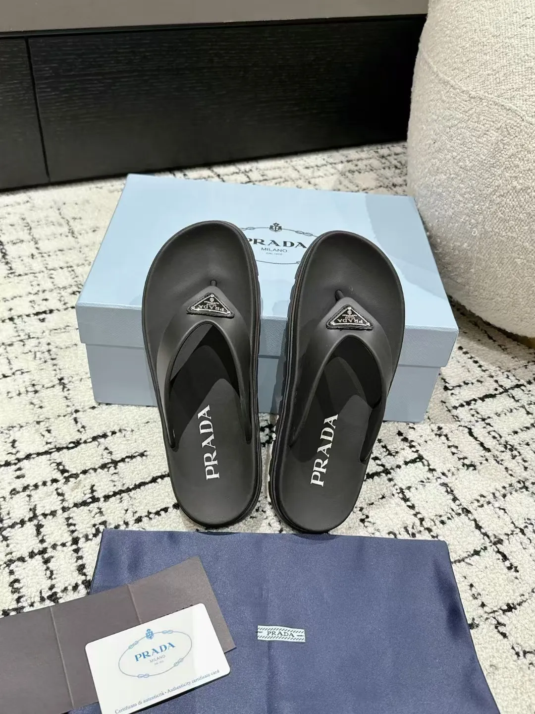 👟👟Ex-factory price 440👟👟 Prada 24/ Hot-selling summer thick-soled thong flip-flops Prada’s flip-flop flip-flops are a must-have for everyone during the travel season! ✔️Number of codes: 35-40 (custom order of 40 pieces is non-refundable)